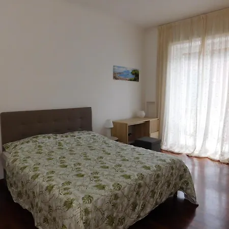 Casa Estia - Via Toledo 3* ナポリ